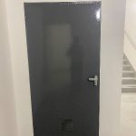 Porte métallique anti-panique installée en sous-sol d'immeuble