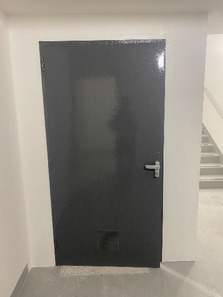 Installation d&rsquo;une porte métallique anti-panique en sous-sol d&rsquo;immeuble à Colombes